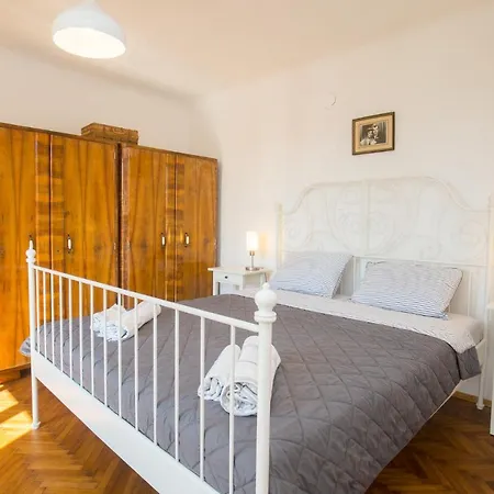 House Bougainvillea * 풀라