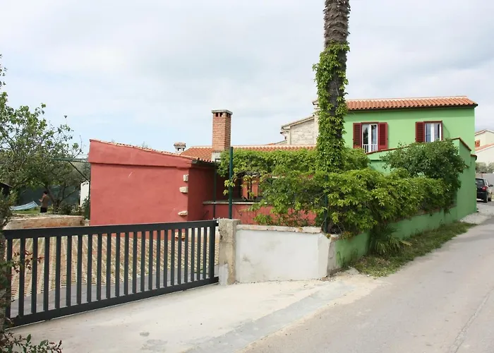 House Bougainvillea Tatil Evi Pula