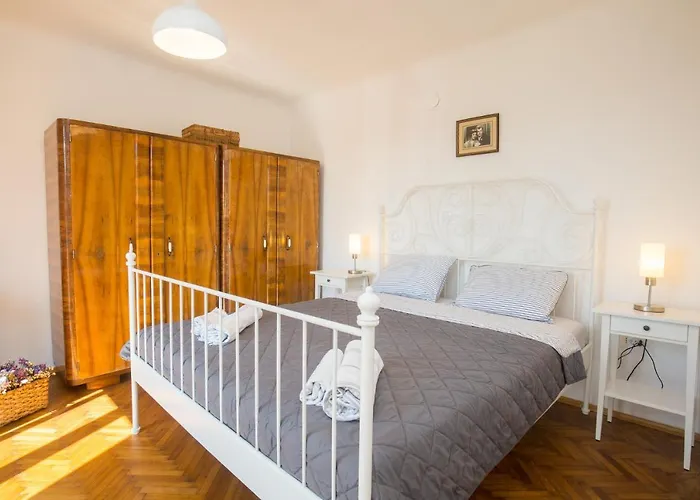 House Bougainvillea * Pula