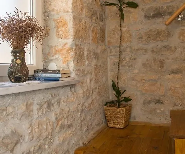 House Bougainvillea * Pula